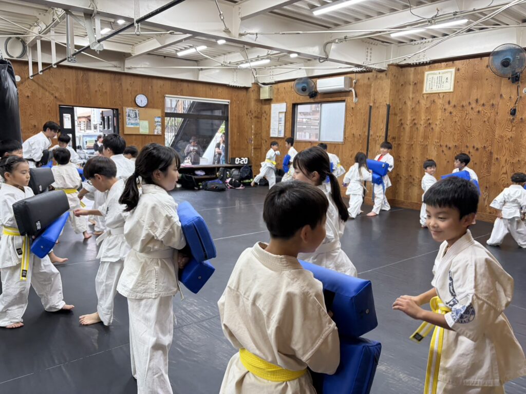 笑顔を見せながらミット練習に取り組む子どもたち