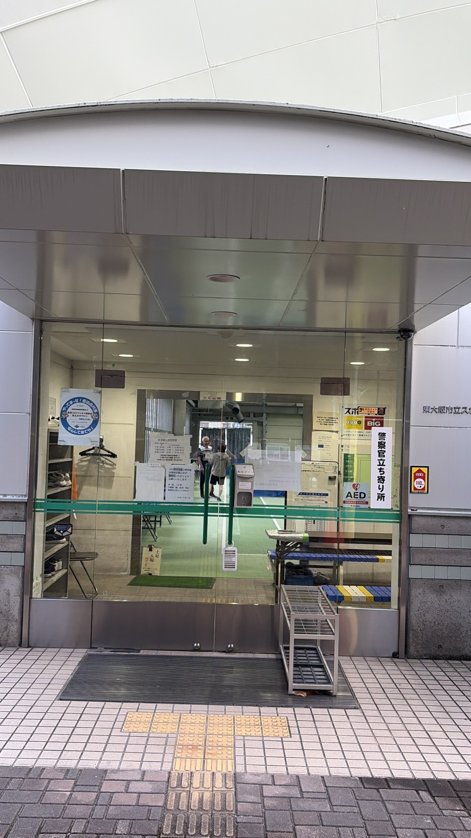 東大阪市立スポーツホールかがやきの正面ガラス扉